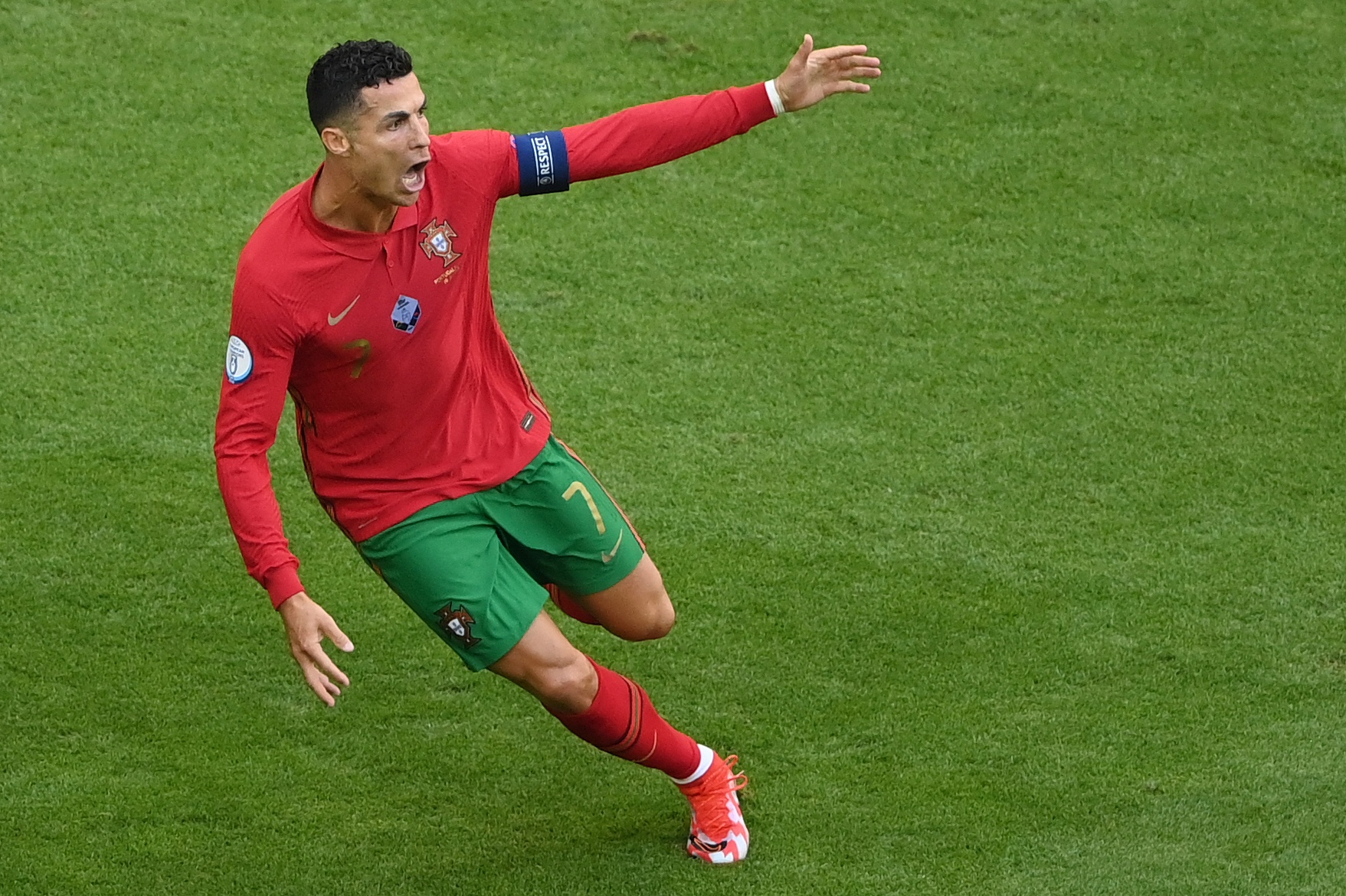 Bồ Đào Nha tung đội hình mạnh nhất và kỷ lục của Ronaldo nếu anh ghi bàn trong trận này