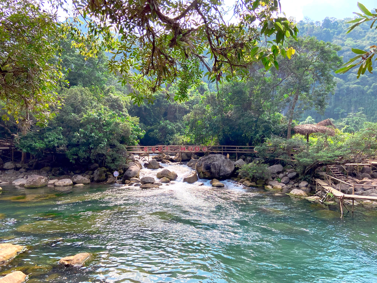 Quan sát sông suối xung quanh