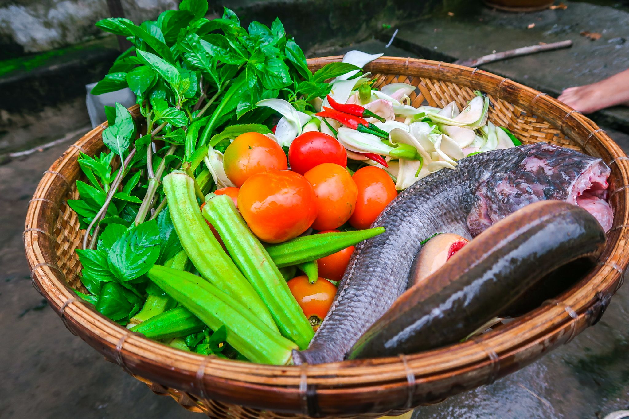 Làm món canh chua cá lóc bông điên điển thanh mát vào ngày hè