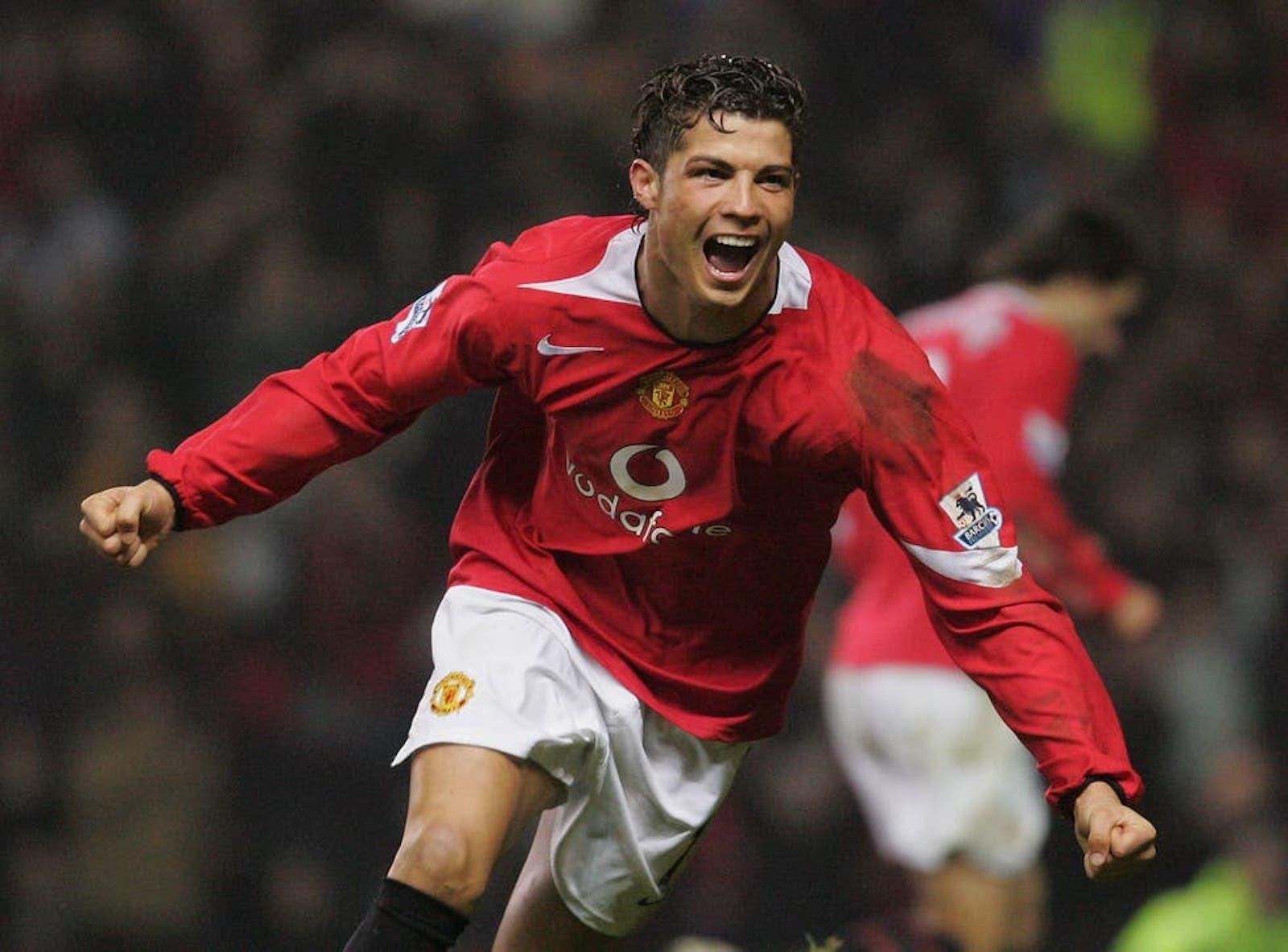 Ronaldo trở lại CLB Manchester United bằng bản hợp đồng 2 năm